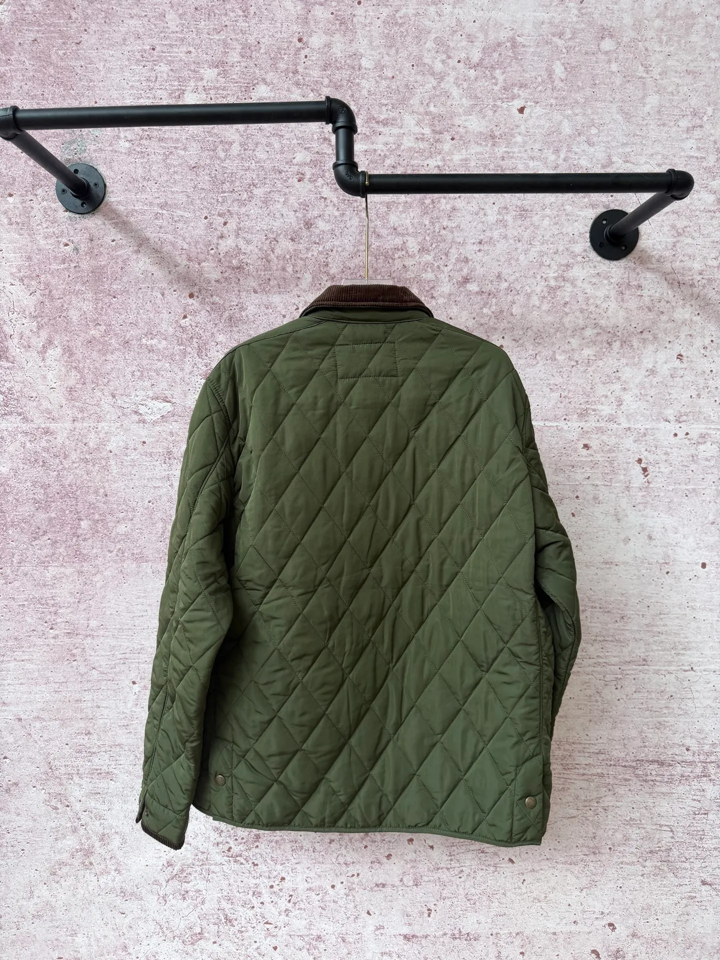P430 Raff's new rhombus plaid workwear cotton jacket, customized hardware accessories, fine workmanship inside and outside to maintain the original details, simple version, old money style, casual matching, workmanship details restored, diamond grid stitching inside and outside fixed, collar and cuffs with corduroy to add matching attributes, shoulder chapters highlight the brand tonality, hem slit snap design is more matching attributes, full of details